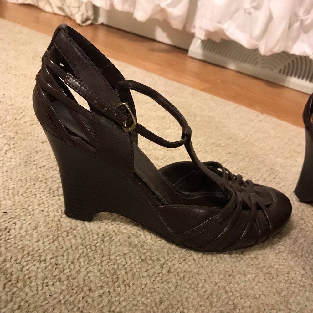 Brown Closed-Toe Wedge Size 8.5